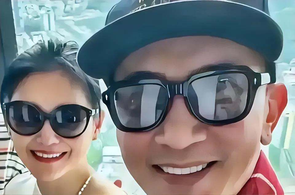 人们常说，夫妻相处久了，各方面都会变得越来越像。瞧瞧这对夫妻，还真是如此。看这神
