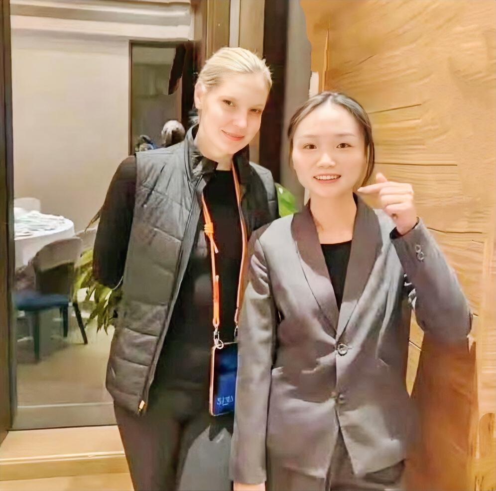 50岁撒贝宁和老婆在新疆被偶遇，撒贝宁好阳光，老婆穿紧身裤亮眼 ​​​