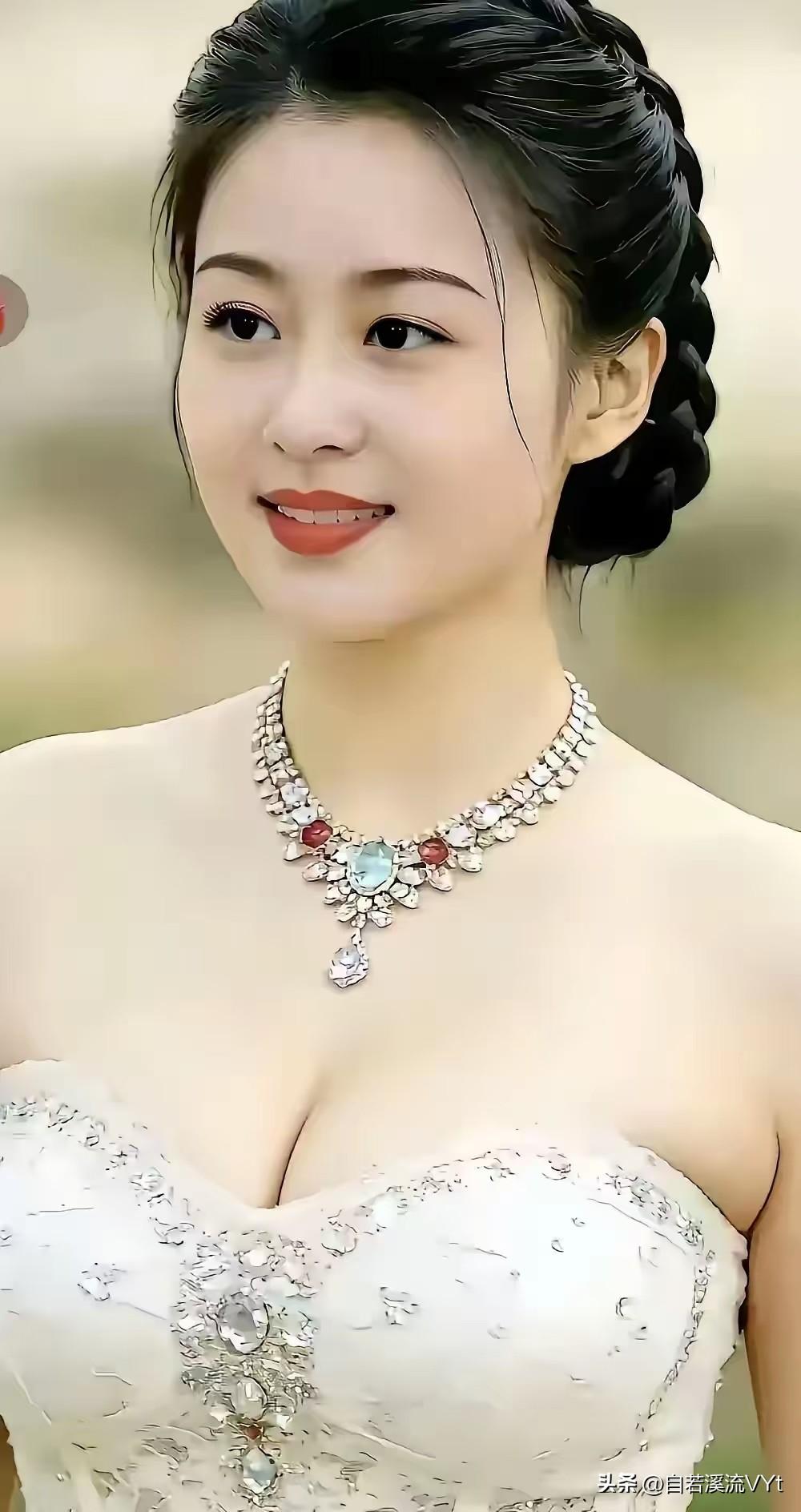 定风波·华妆嫣然
 
巧绾云鬟缀翠华，琼钗明珞映娇霞。
素袂凝霜裁雪色，光熠，宝