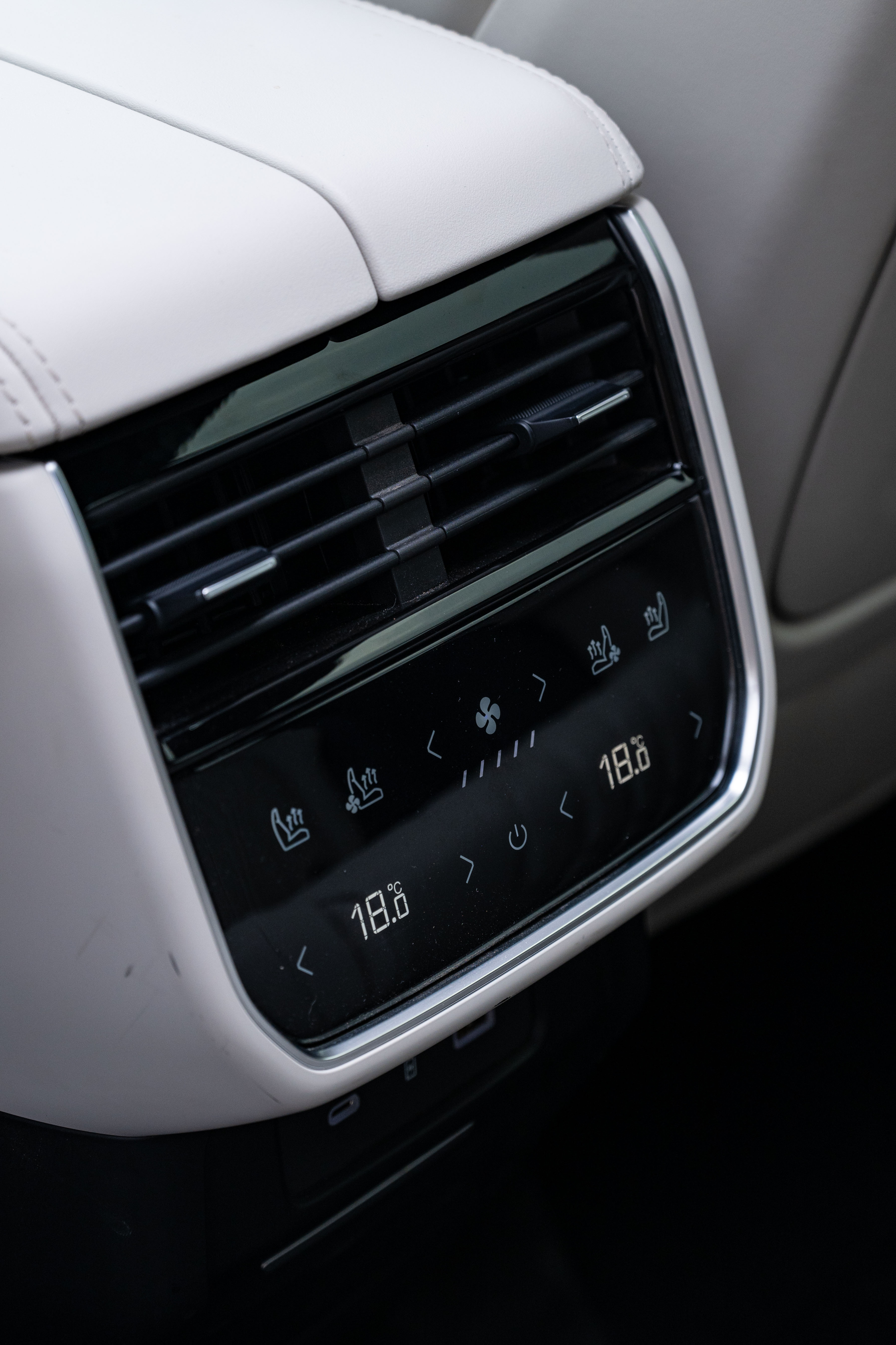 经常长途自驾这配置不错试驾领克09最惊喜的是后排按摩，这配置同级别里还是头一次见