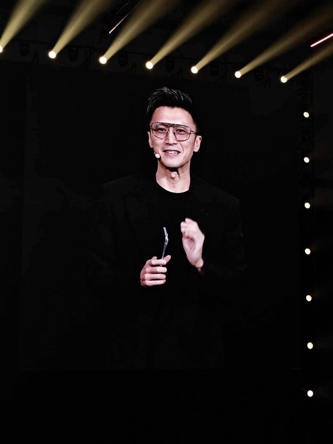荣耀谢霆锋 谢霆锋登场荣耀发布会现场，本人帅到没边了[期待]荣耀Magic8  