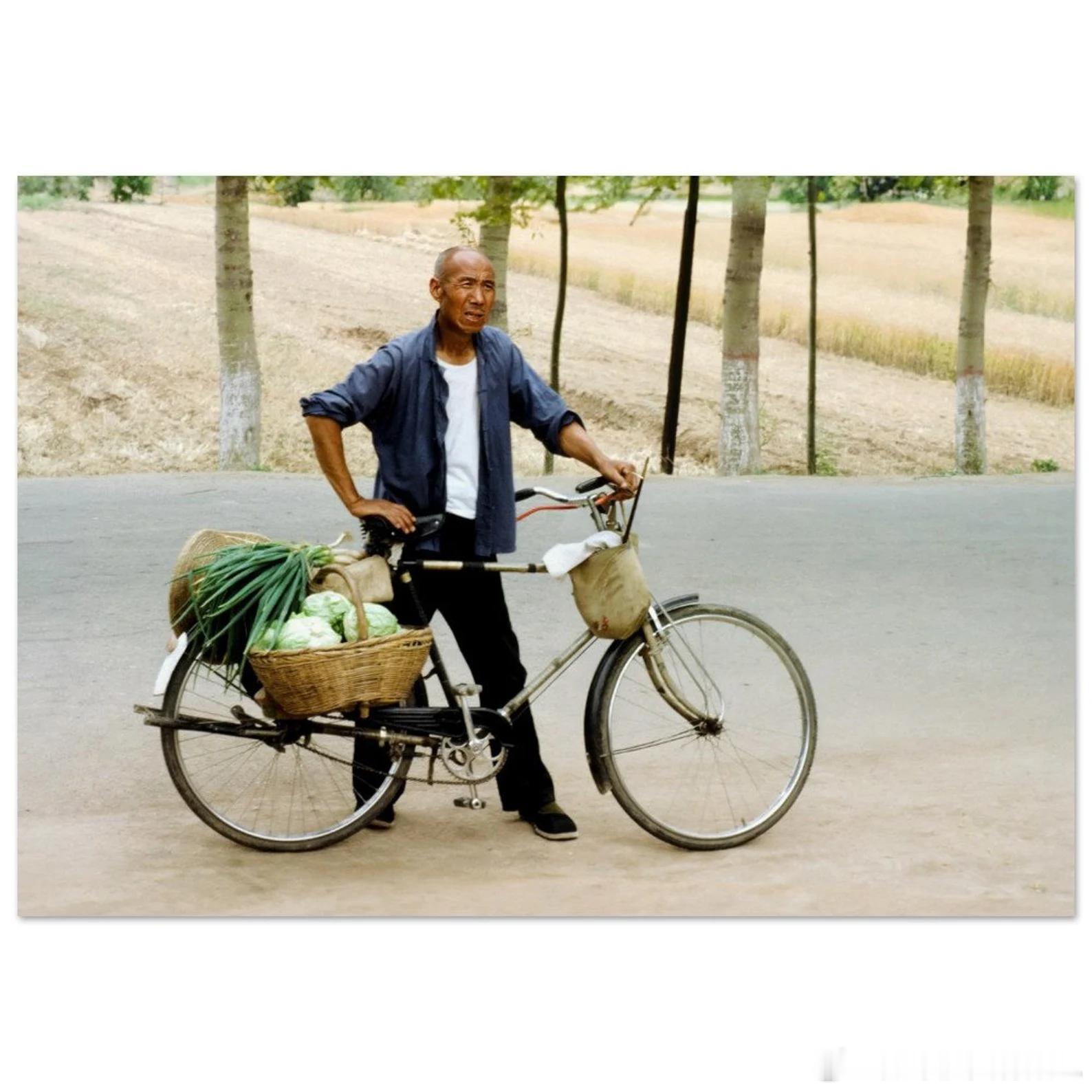 1970年代骑车卖菜的人 