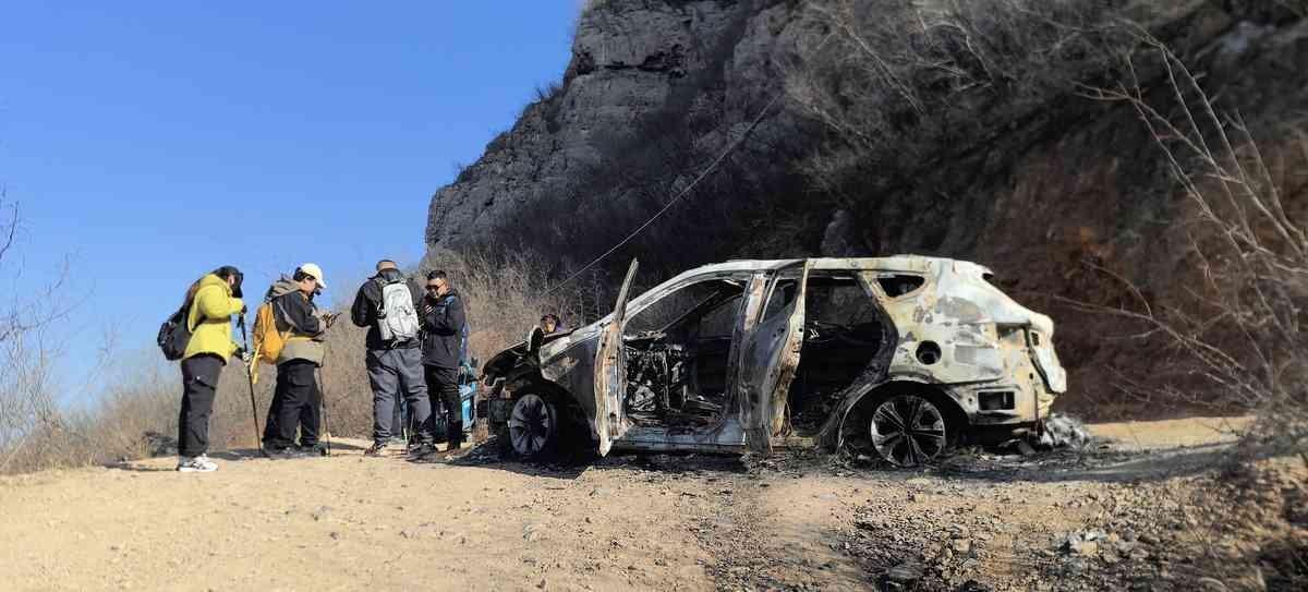 莲花山爬个坡，车烧成空壳了。
这新闻看得我血压都上来了。就一台SUV，上山路上自