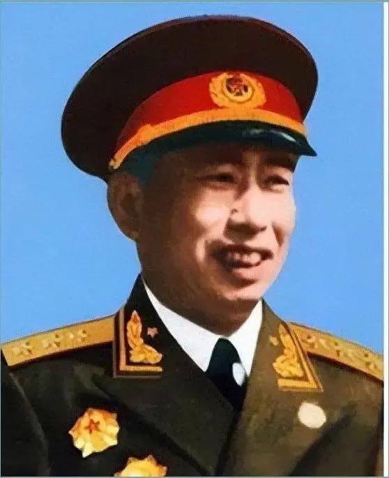 1929年，20岁的红军战士与部队失散后，为了活命拜乞丐为师，混入国军只为一个目