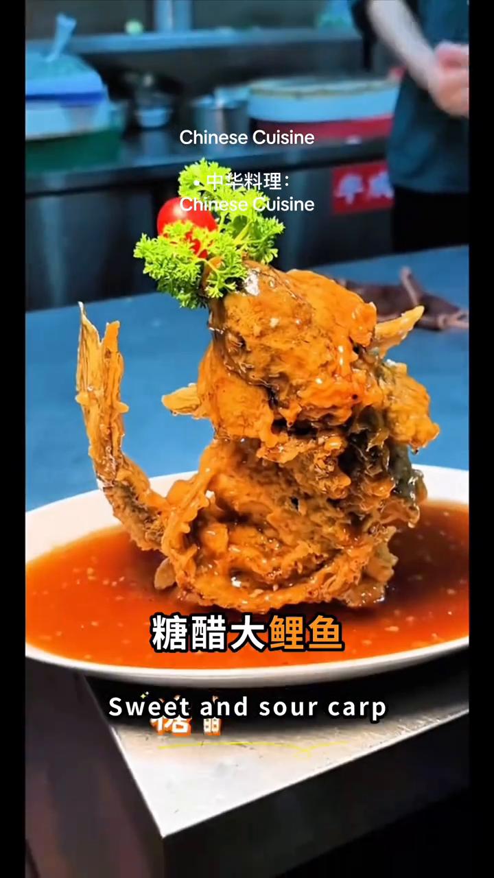 今日美食分享。
·姜葱海肠炒鲍鱼。
·锅包虾。
·绝味鱼头王。
·新亲大公爆小青
