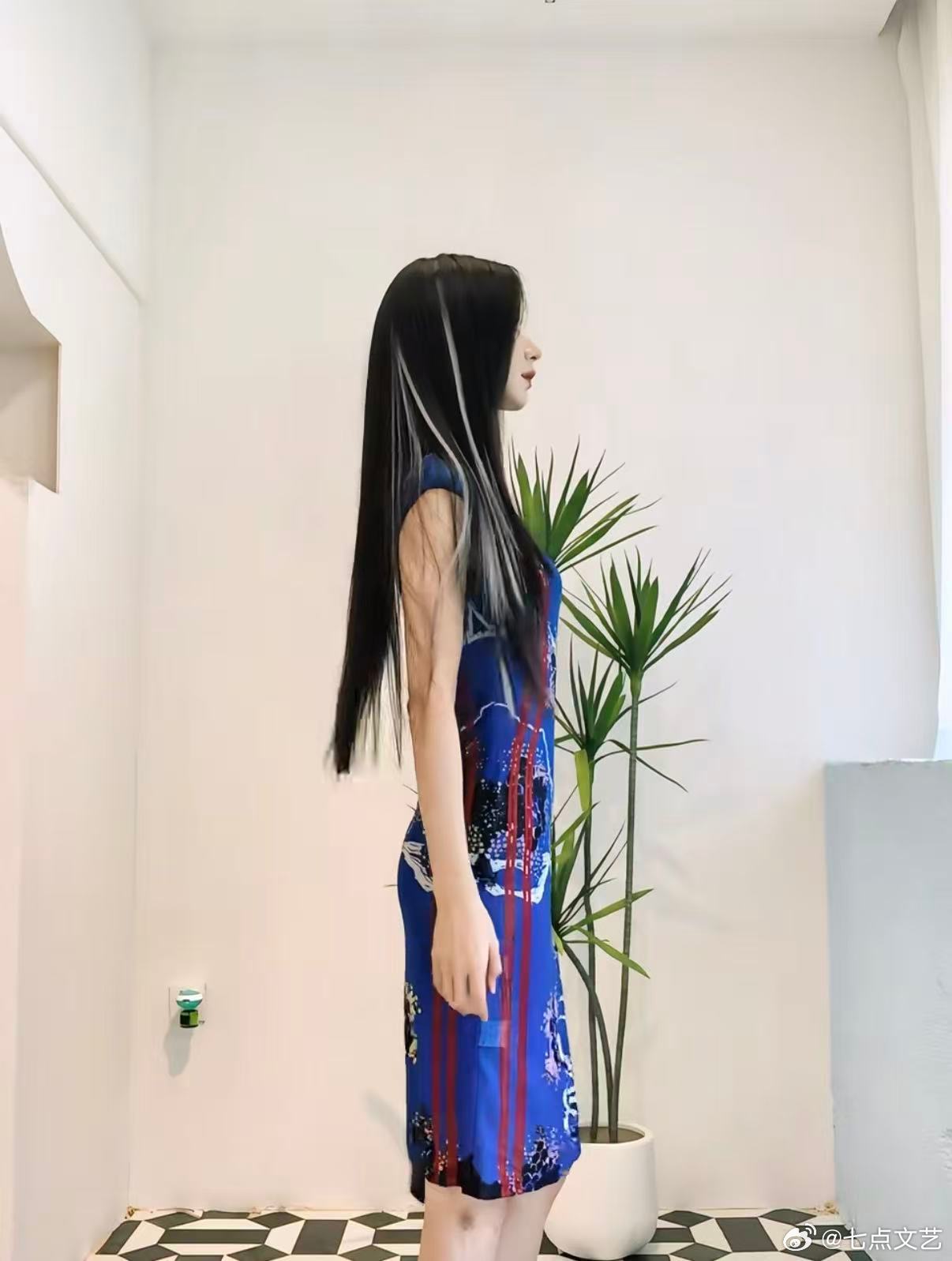代斯雨天旗袍鲨疯了被代斯雨中旗袍狠狠圈粉 清冷氛围感拉满 华贵旗袍搭配优越身段 