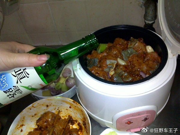 年轻人的厨房正在流行一锅到底这种新式做饭方式走红，说明年轻人的饮食选择，正在向着