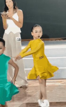 小小年纪就心术不正，深圳拉丁舞大赛中，黄裙子女孩正在投入舞蹈，蓝裙子女孩却从旁边