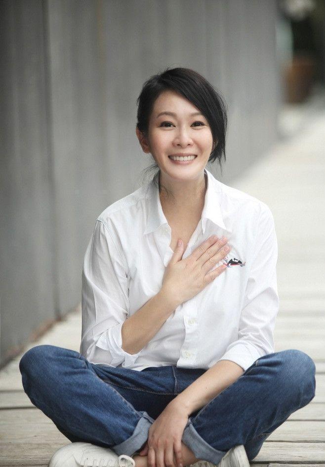 2011 年，41 岁的刘若英嫁给了身价过亿的钟小江。结婚当晚，刘若英提出了 3