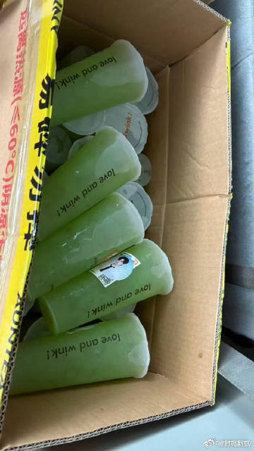 余宇涵送粉丝奶茶和口红余宇涵把人家店都点空了顶着酷暑蹲线下本来很累，结果被突如其