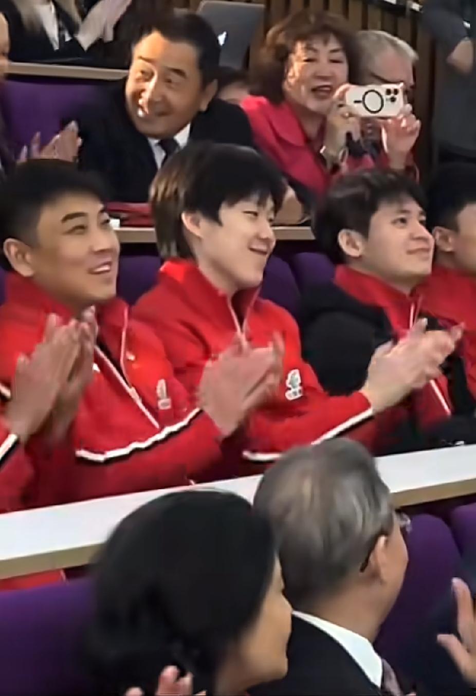 现在老外也会搞舆论宣传了，5月11日， 比赛结束不让走，校外活动宣传，与国内一样