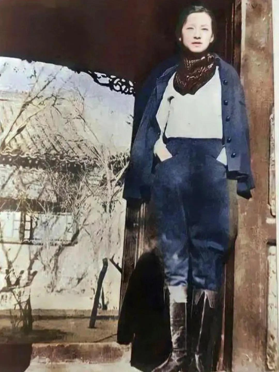 1935年，北平，林徽因先生在家门口，留下了这张照片。

在欧洲游历多年的林徽因