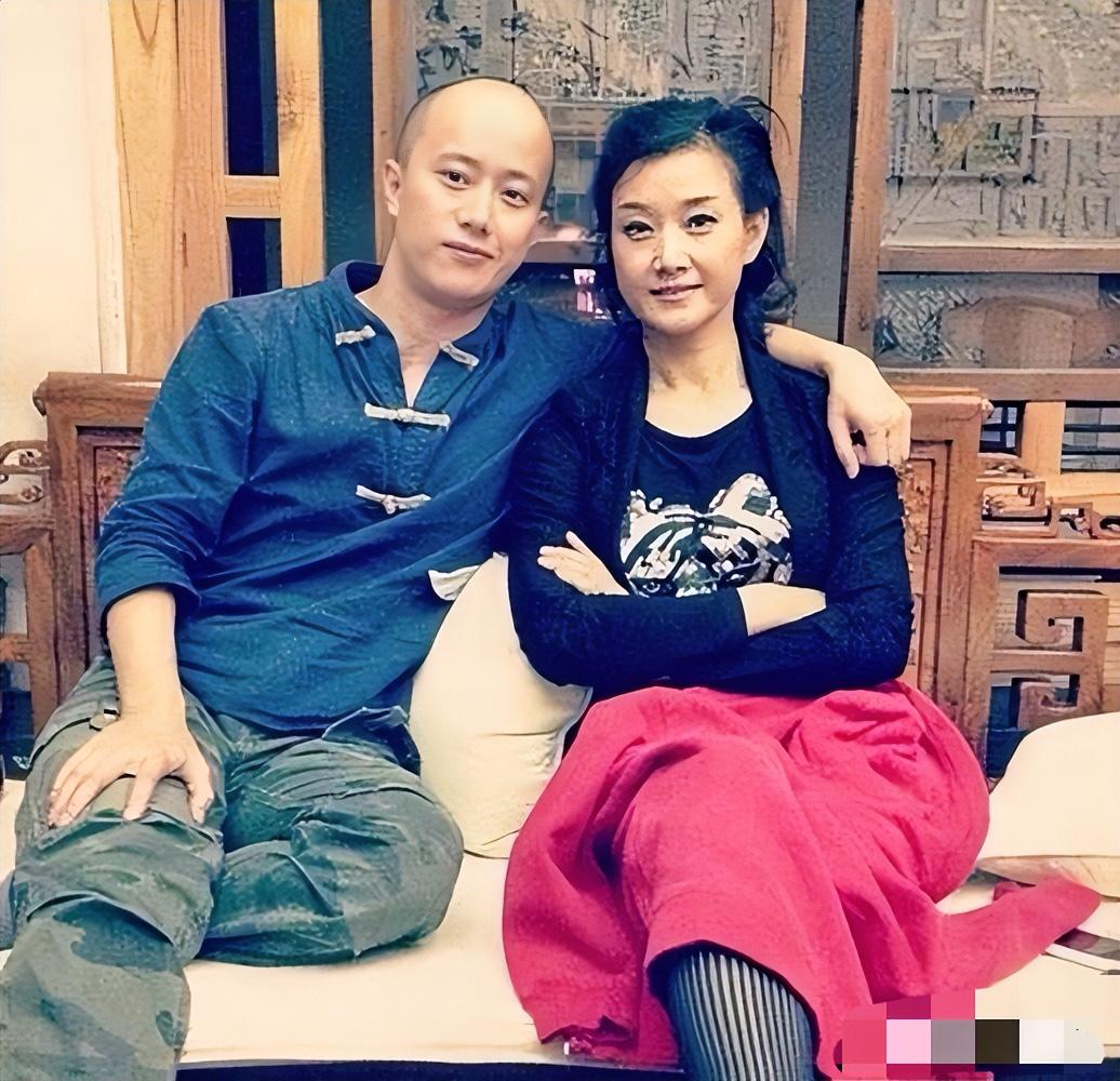 宋祖英和弟弟宋祖荣，60年代末生于湖南湘西古丈县，自幼因为高烧失聪，是个聋哑人，