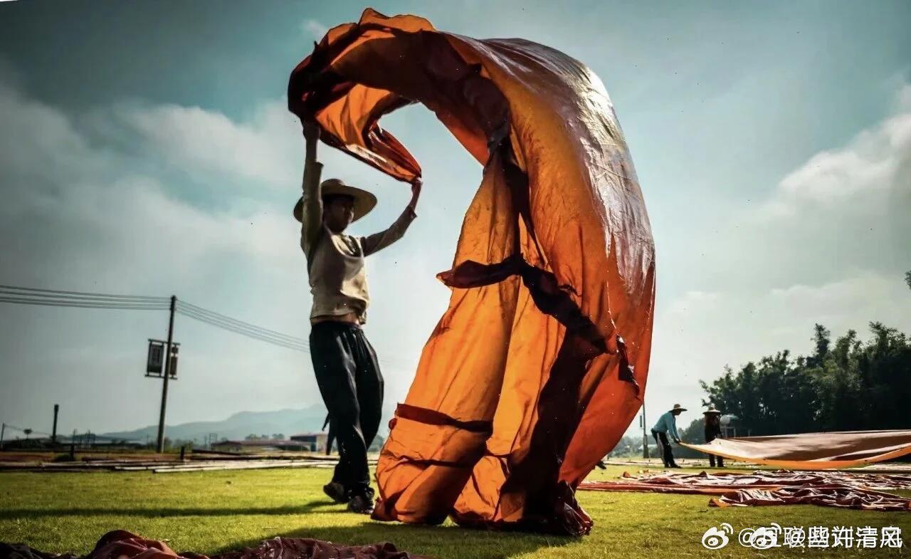 新中式顶流为什么是香云纱为何香云纱成为新中式顶流？传承百年的非遗工艺，自带古朴肌