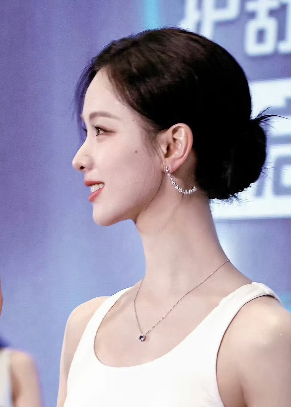 一些女明星侧脸和颌面展示… 