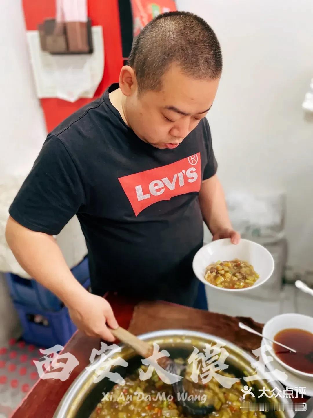 #吃在西安# #追寻儿时味道# 今年西安最流行的一句话是啥？
“老板来碗胡辣汤不