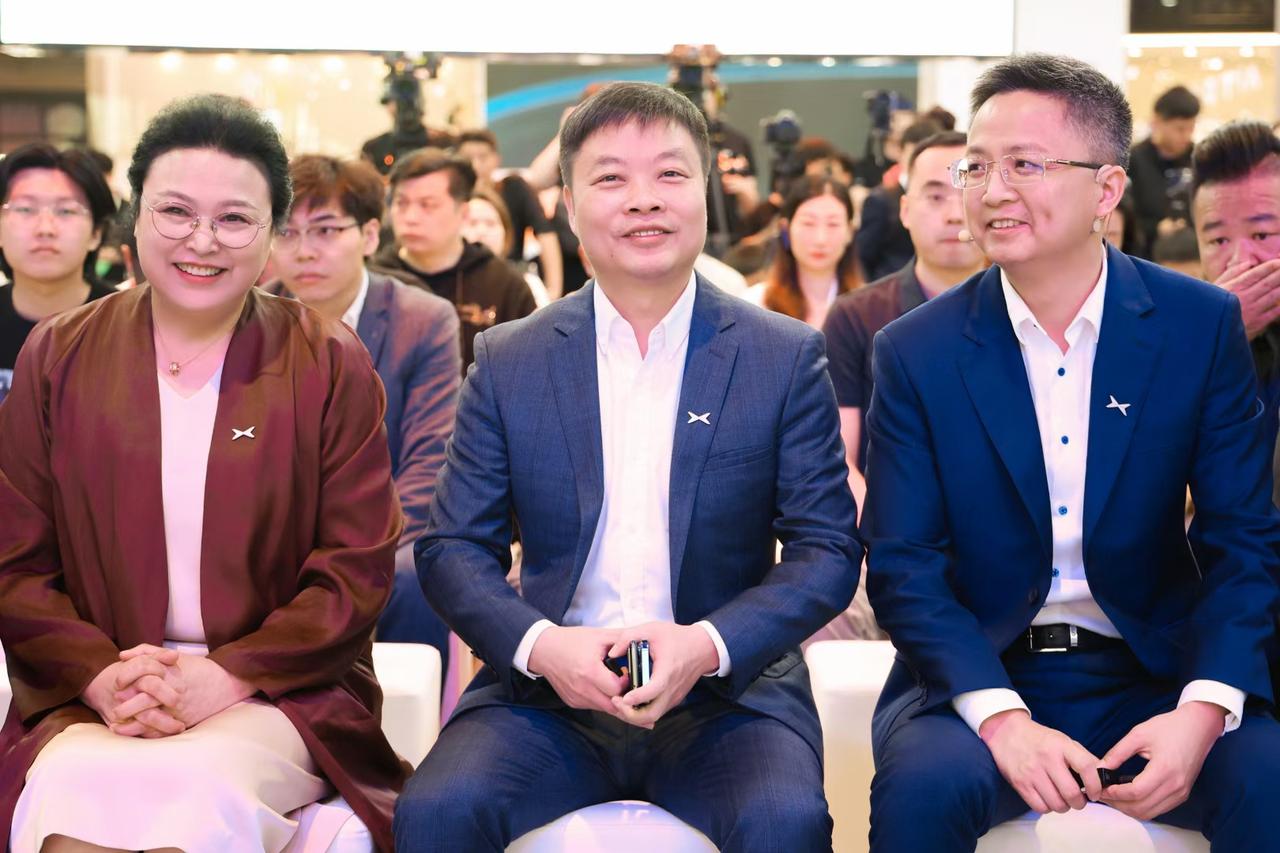 王凤英何小鹏双目对视，这就是爱。上海车展微观察☞跟对了人，跟对了企业，气质和精气