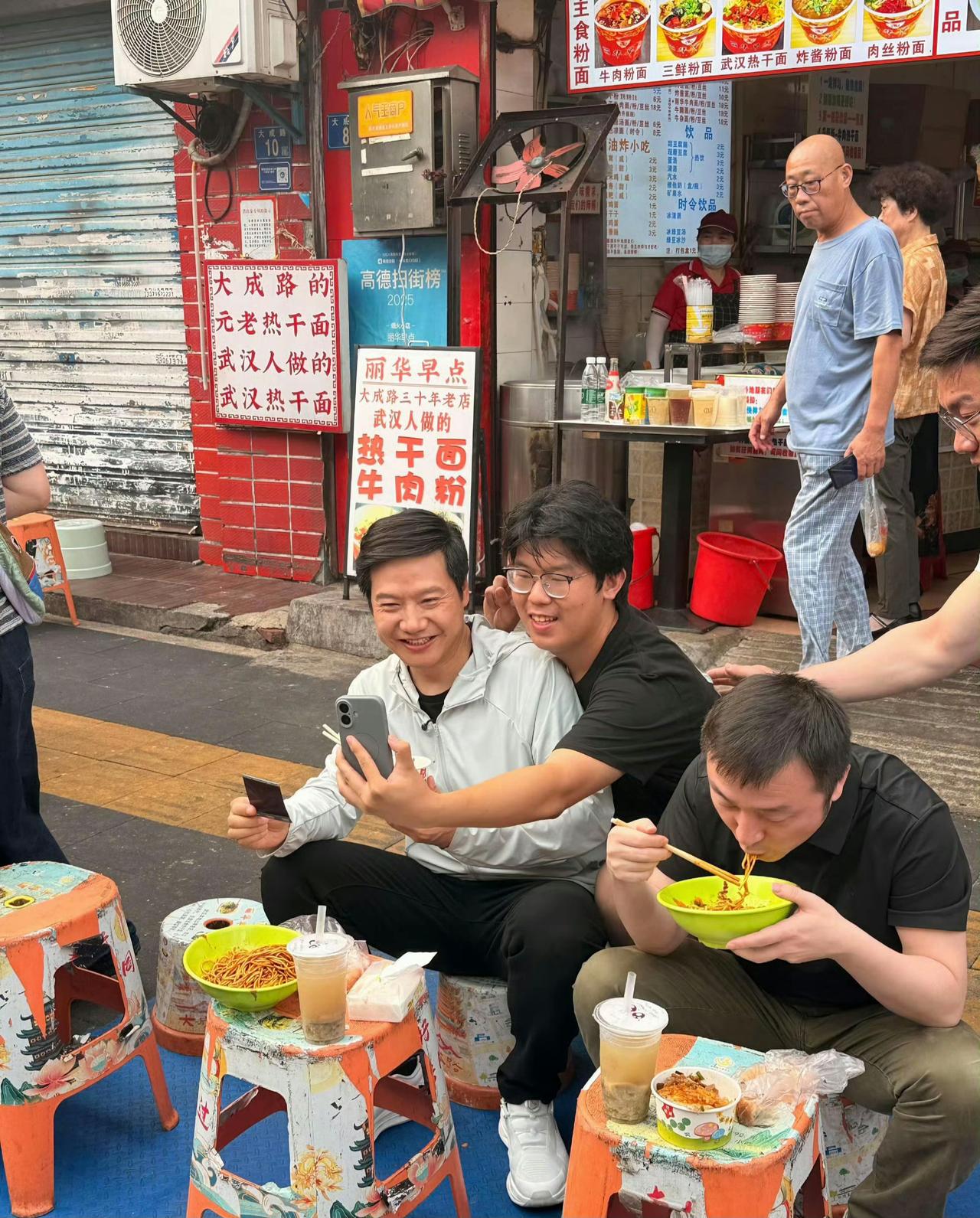 千亿总裁能在室外吃早餐，还和粉丝合影

雷总是真的接地气吧？[捂脸]