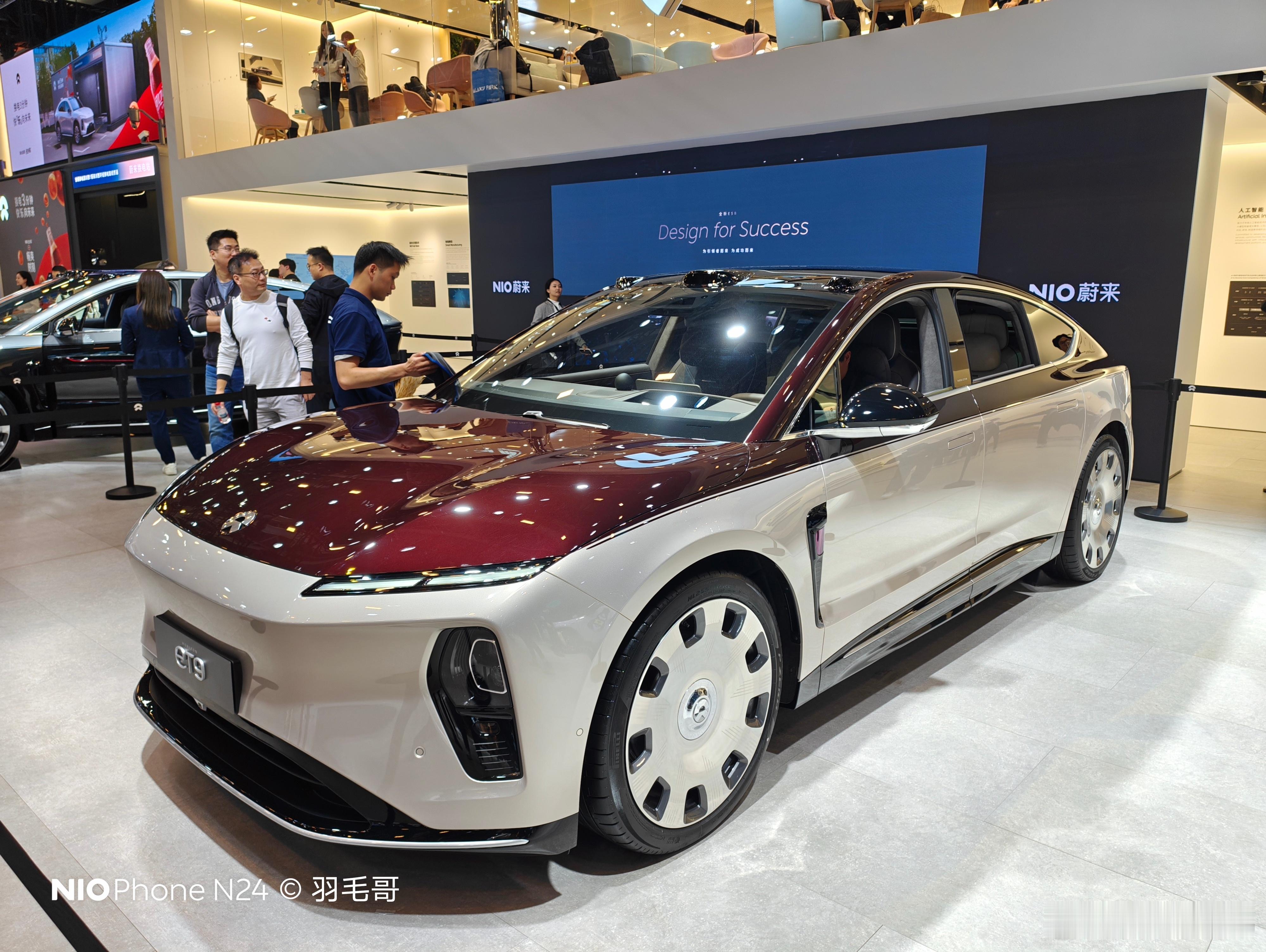 这ET9地平线版本真的，加了点登味果然更诱人了。。。。 车展上还接受了一个品牌方