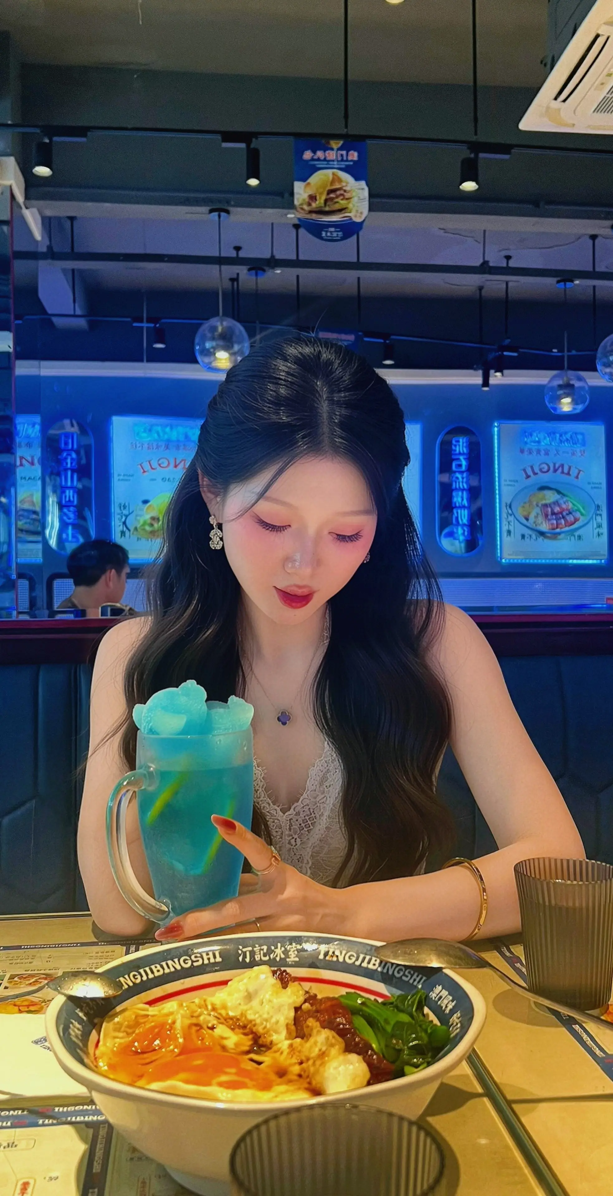 你们19号约会能带上我吗  我光吃饭不说话