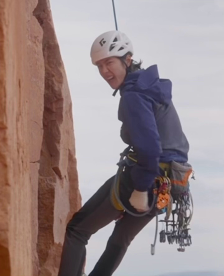 在120米的岩壁上屁股抽筋了，王一博像是在演绎倒霉熊