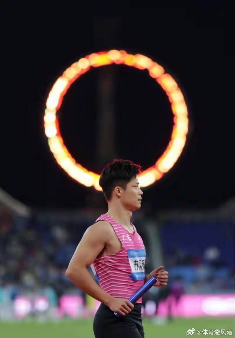 田径项目男子4×100米接力决赛。由苏炳添、刘洪熙、施君豪、陈冠锋组成的广东队以