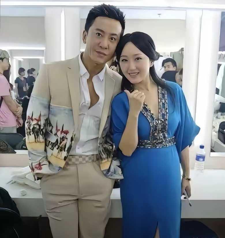 当年的金童玉女。
现在依然好看，就是岁月不饶人，看看女的肚子。