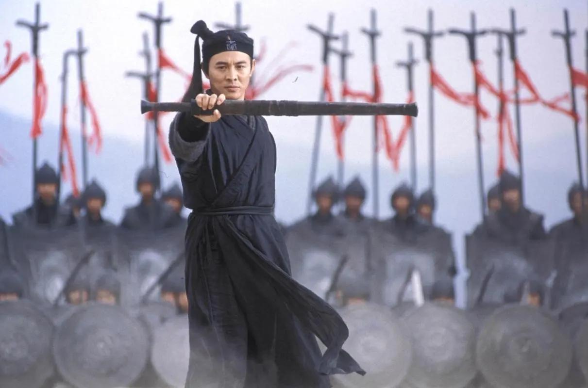 如果用画来描绘各个功夫明星的武打风格，基本可以这样概括。

李小龙：壁画。
成龙