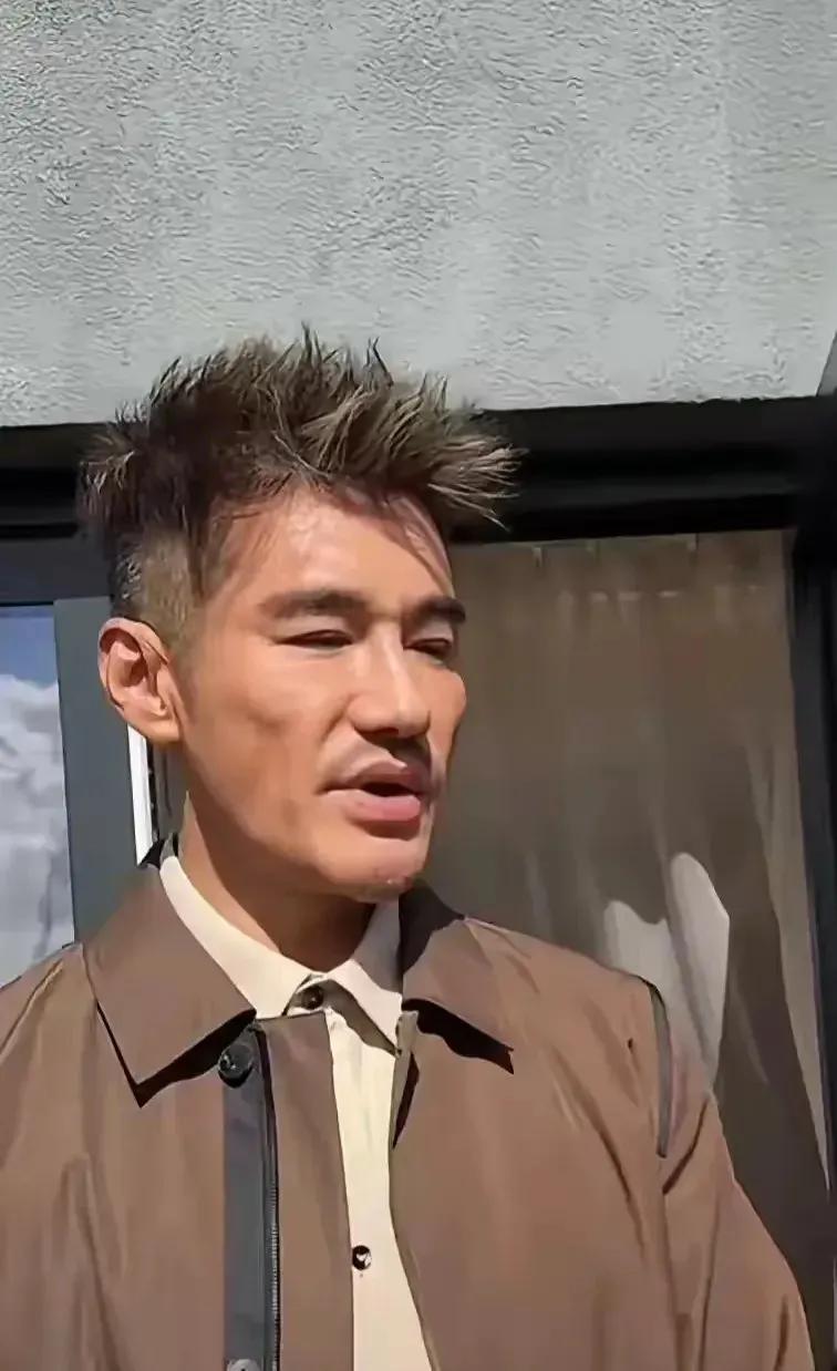 胡兵素颜还抗打吗，我看到是松弛感，这脸没有一点肉，这才叫真实！一个男模最大的医美