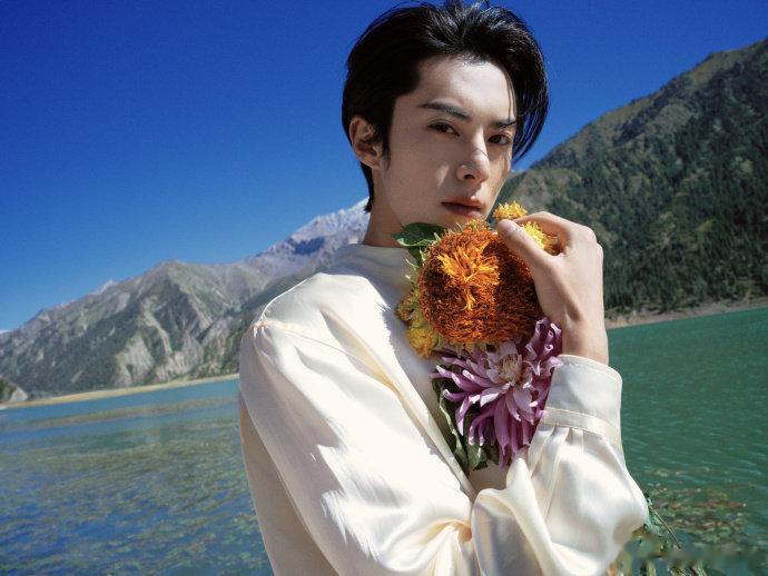 #王鹤棣抱花#王鹤棣生日库存大片，棣棣是在新疆拍戏的时候拍的，王鹤棣脸在江上在！
