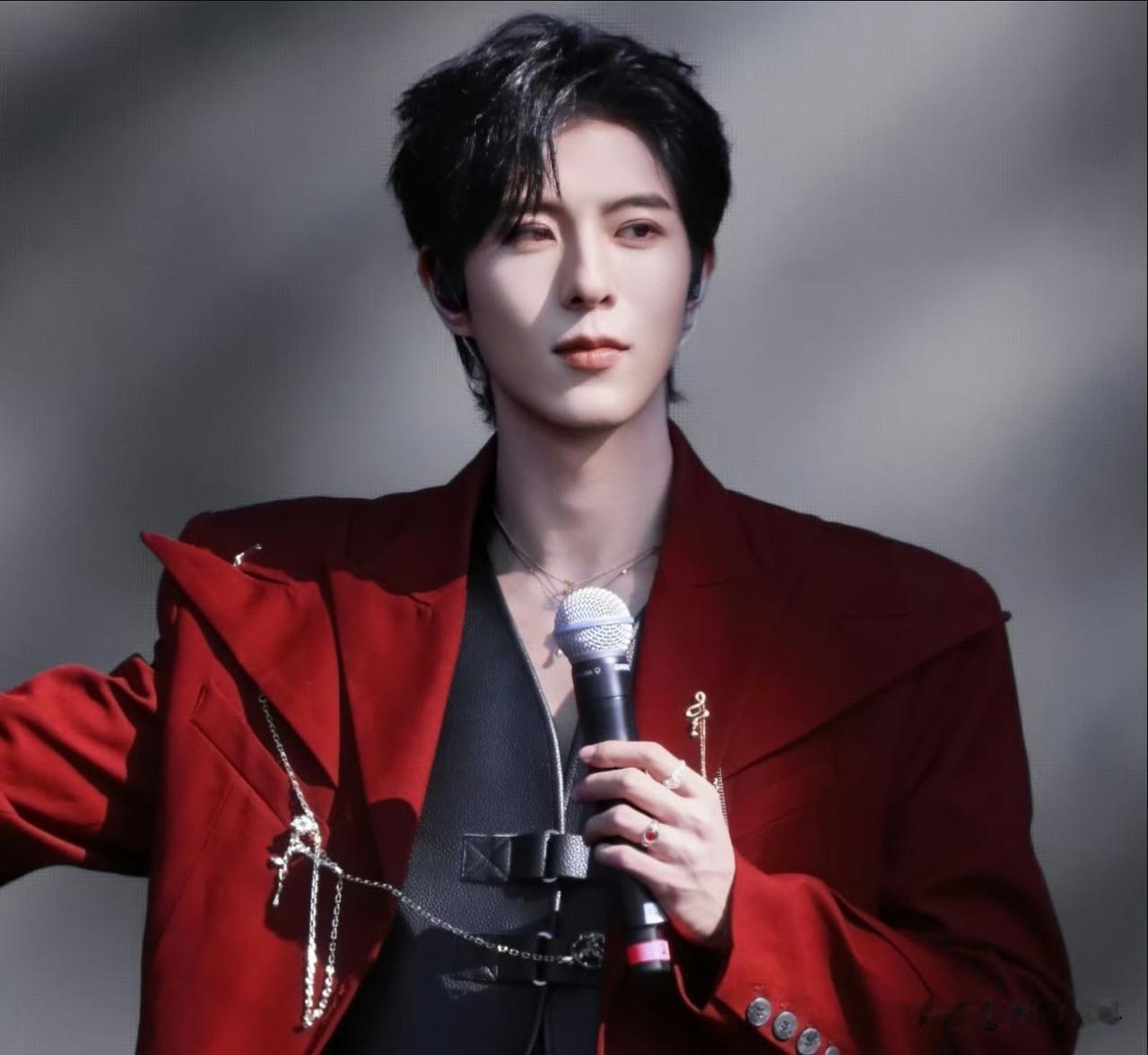 邱鼎杰这“线下战神”的名号可不是白叫的！
各种颜色的西装都能穿出不一样的风格，白