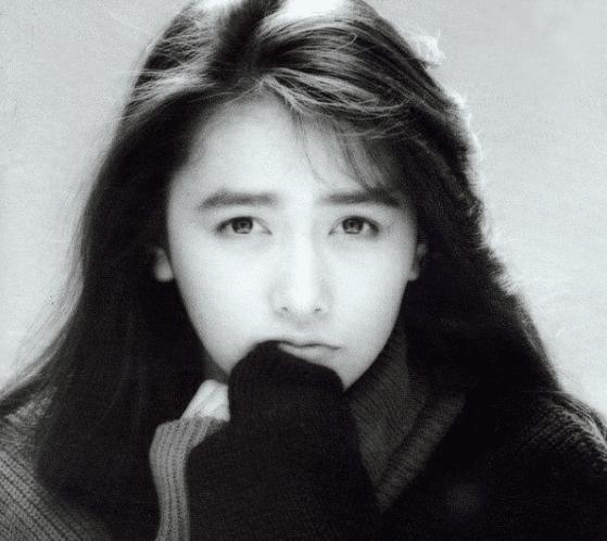 【工藤静香“毁容式”变老？看了她的旧照才知道什么是神仙颜值！】
我们今天来说一位