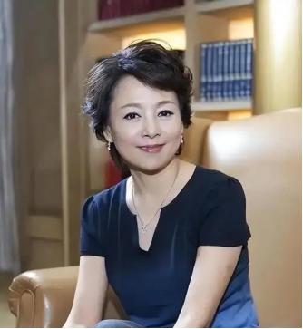 张瑜在采访里突然落泪，说这辈子最后悔的，就是错过了当年那个真心实意对她好的男人。