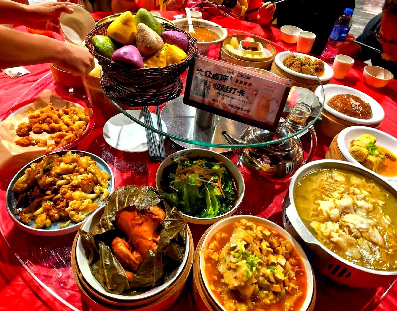 今年家里三四个亲戚的孩子赶上高考时，家族群忽然炸锅，一条声明把面子撕开：在外地谋