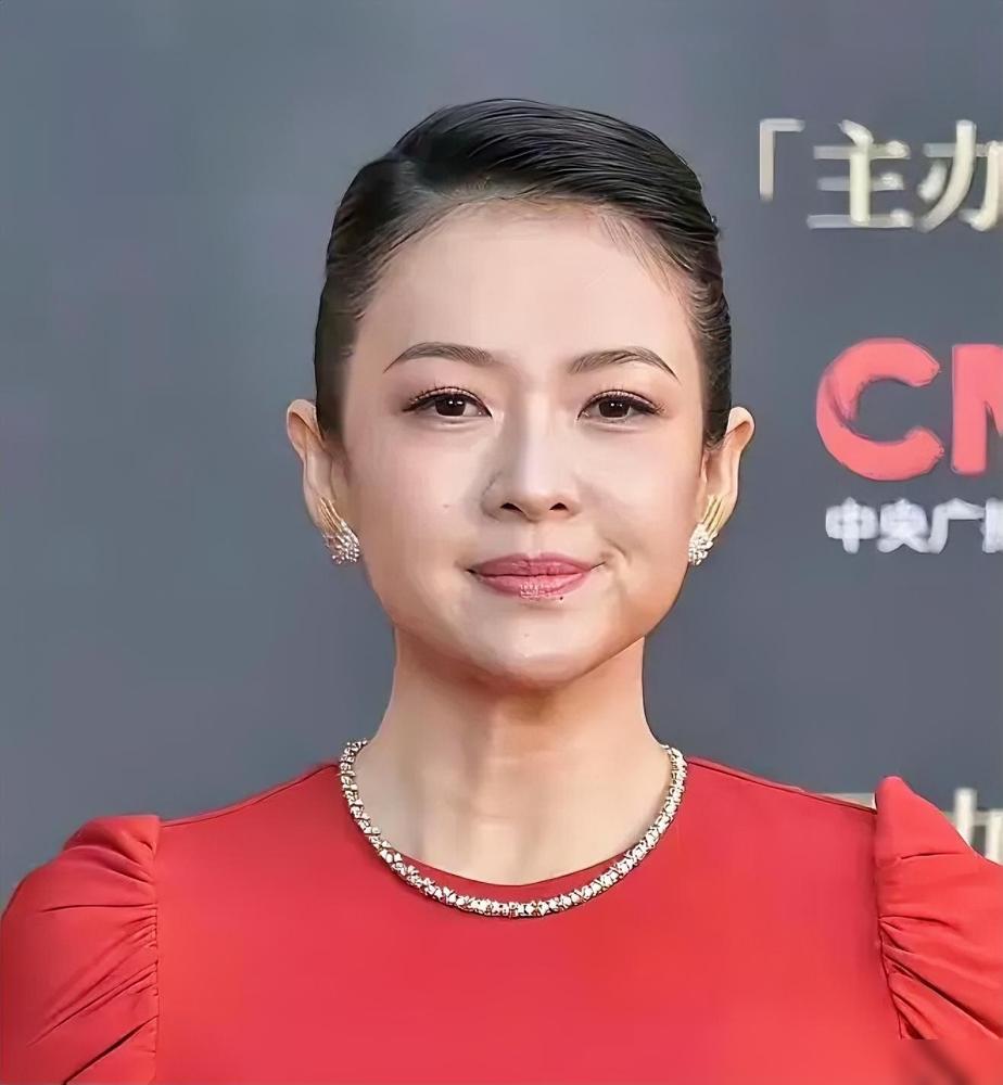 最近章子怡的生图上了热搜。
脸圆了一圈，下颌线没以前锋利。有人说她发福，还有猜