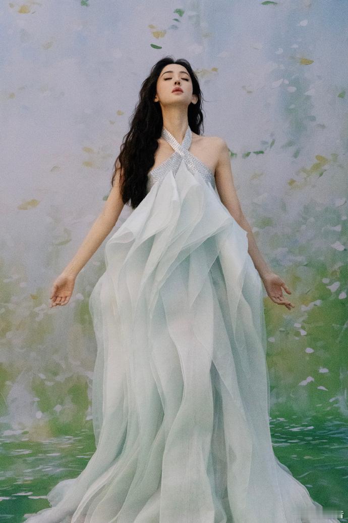 娜扎费加罗八月刊封面  娜扎的五官是真优越，但这次更让人注意的是状态，整个人透着
