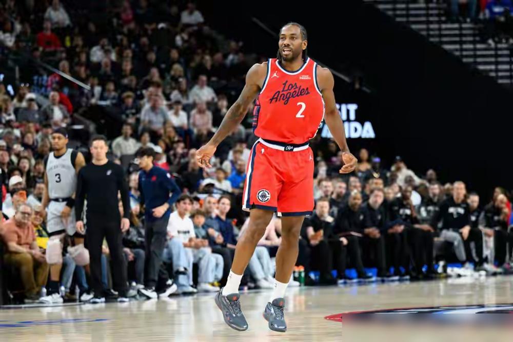 别再吹伦纳德的“战神”人设了。我告诉你，这根本不是什么王者归来，这是一场冷酷到极