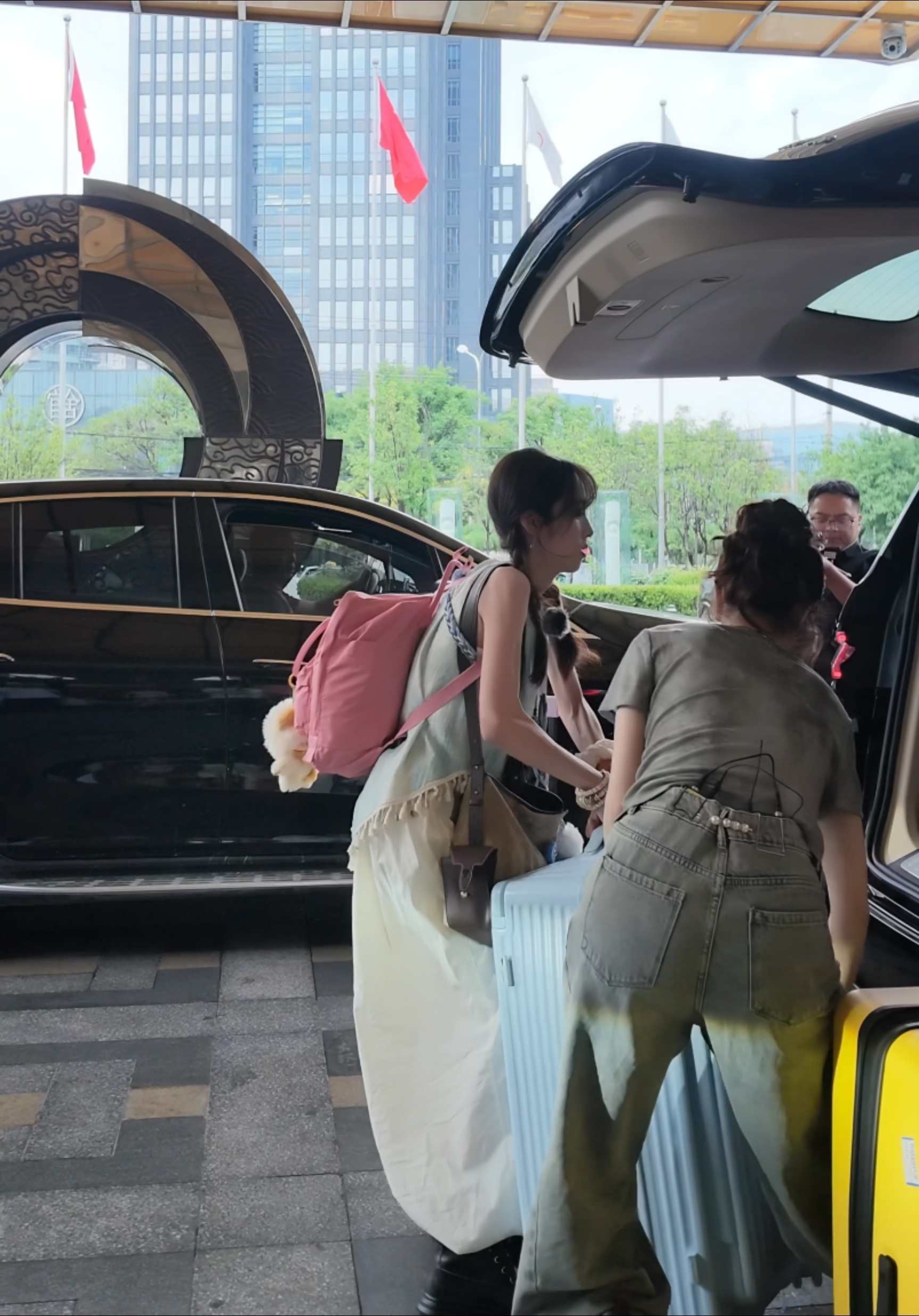 花少小妹王可搬行李路透花少小妹王可力气这么大吗 花少出行路透看点满满，王可搬起重