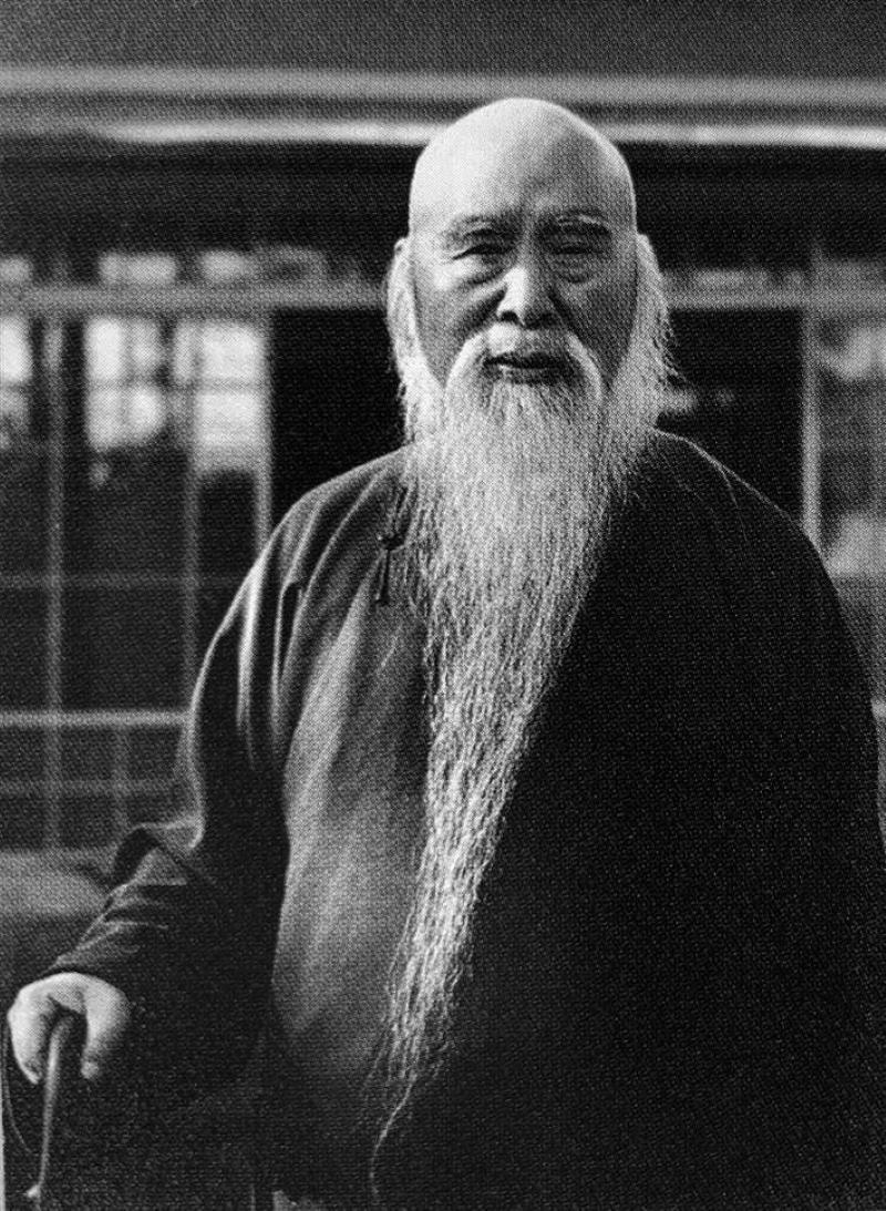 1924年，于右任为求蒋介石“办事”，写书法对联:“立马定中原，登高望远海。”这