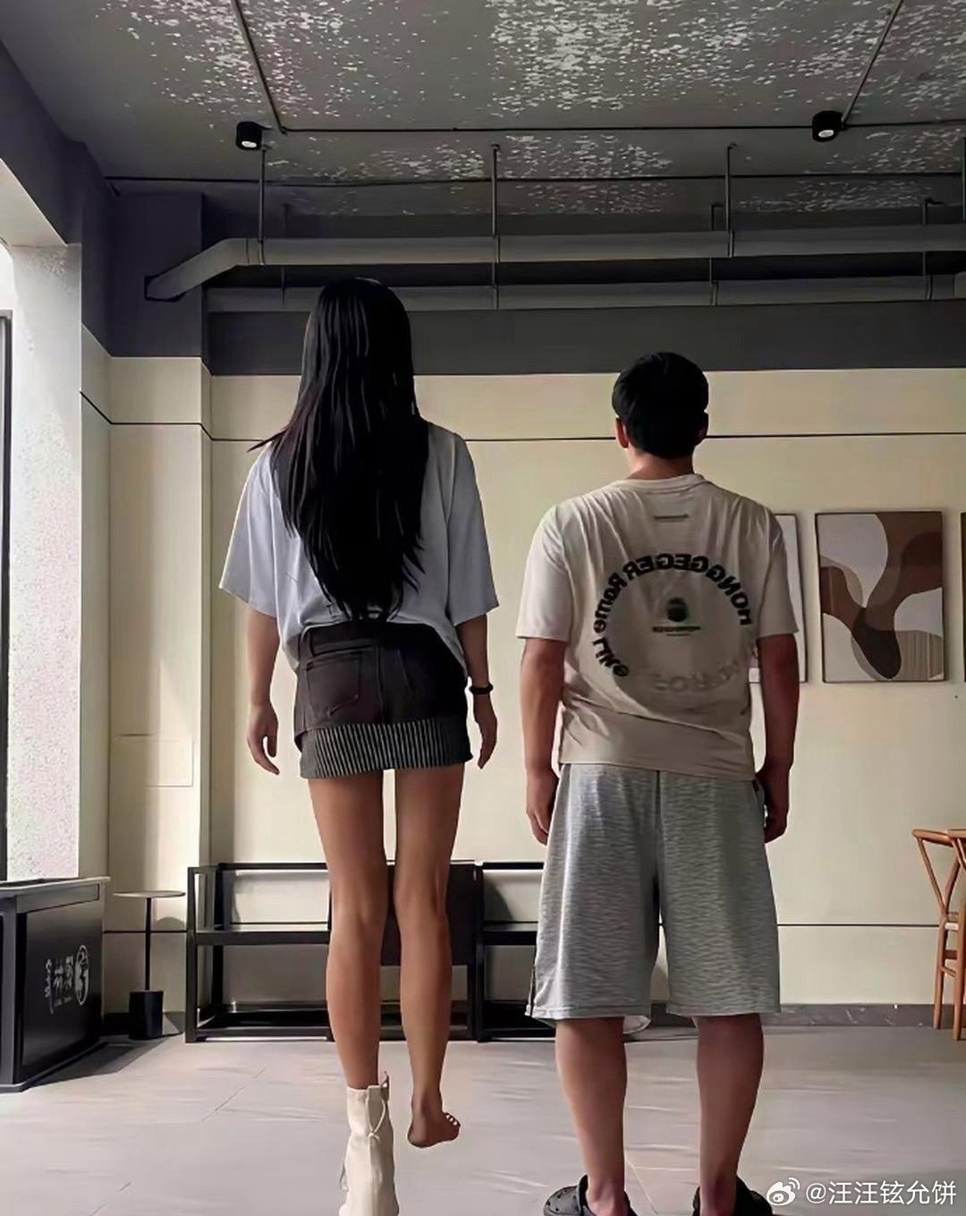 不得不说，穿这种增高鞋也是门技术活，一般人真驾驭不了… 