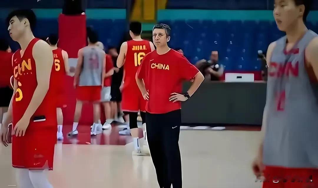 中国男篮大比分败给澳大利亚
我想问问教练，为什么不上主力队员，弄一帮二线阵容干啥