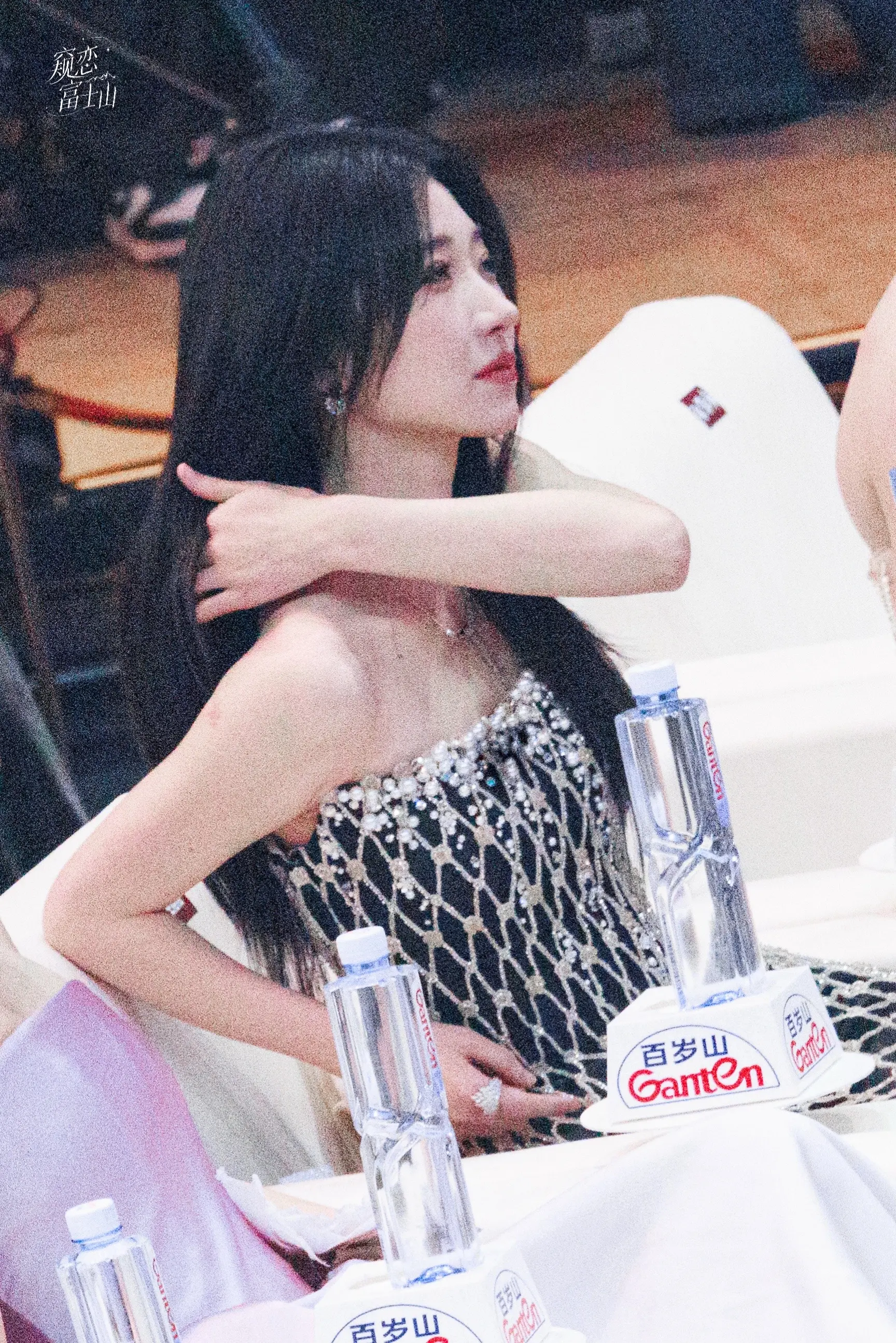 姐姐 我刚才在法国排队有人挤我…