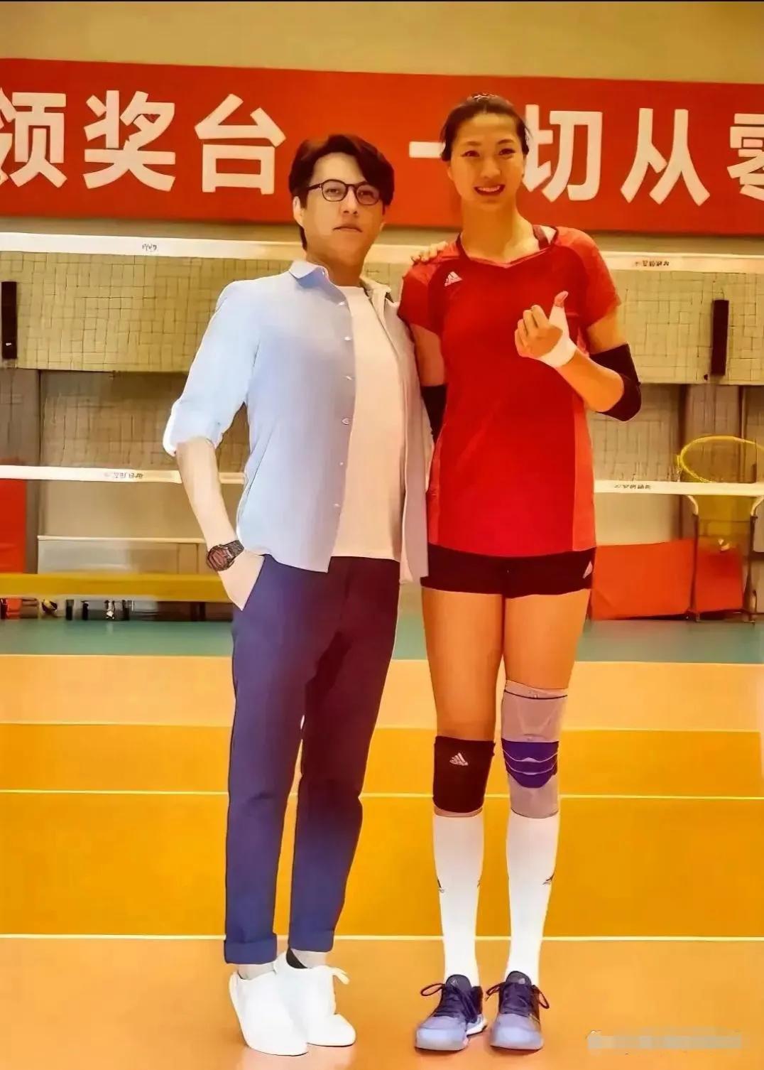 靳东也太搞笑了吧，1.83米的大高个，满满的求生欲！手还扒着人肩膀使劲往下按[呲