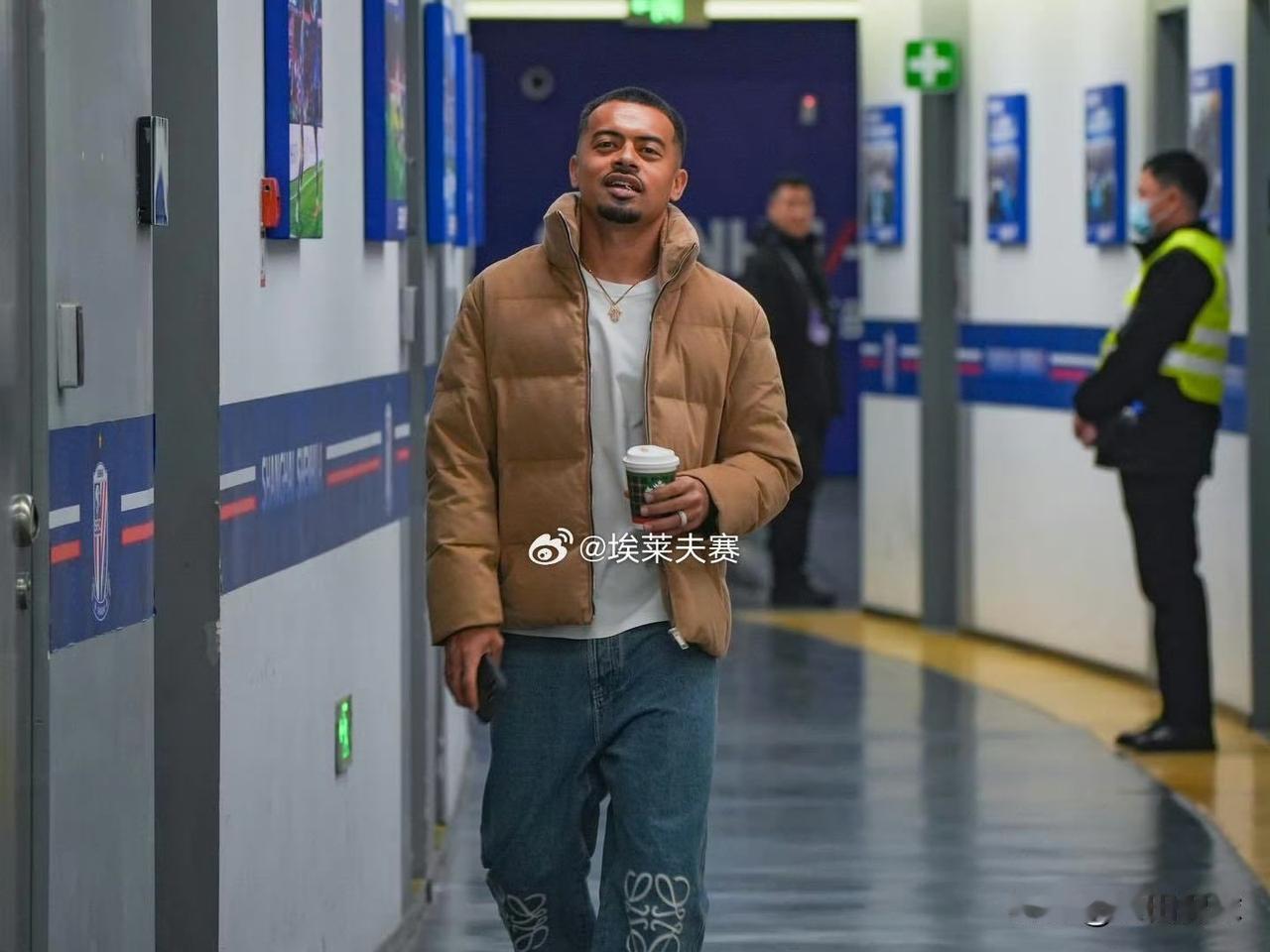 中超绯闻转会转会---李可…李可只与上海申花签订了一年合同，今年年底到期，其实谁