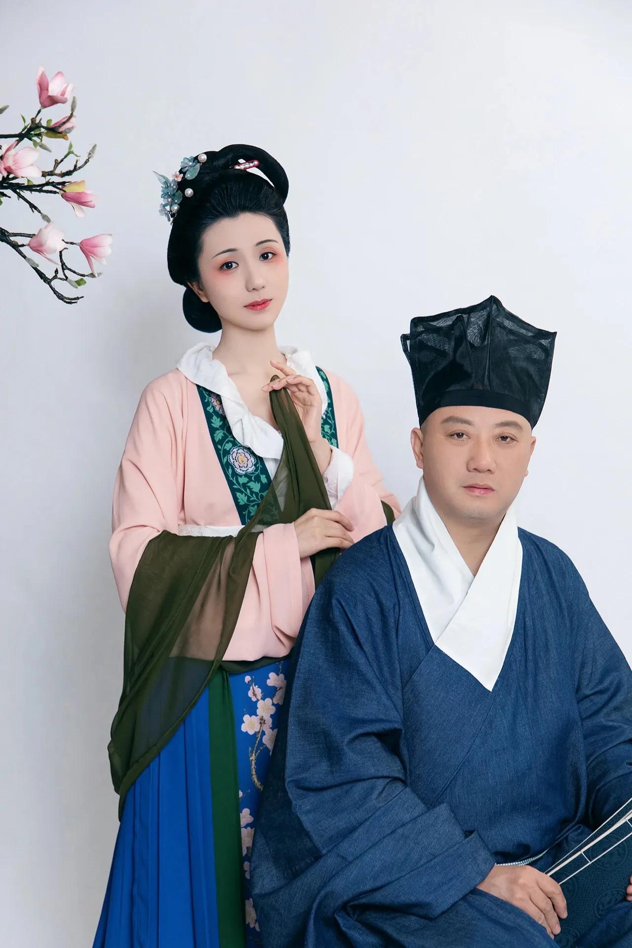 #上联：绵绵细雨千般意，诚邀下联#
[玫瑰][送自己一朵花][比心]
柔柔软语万