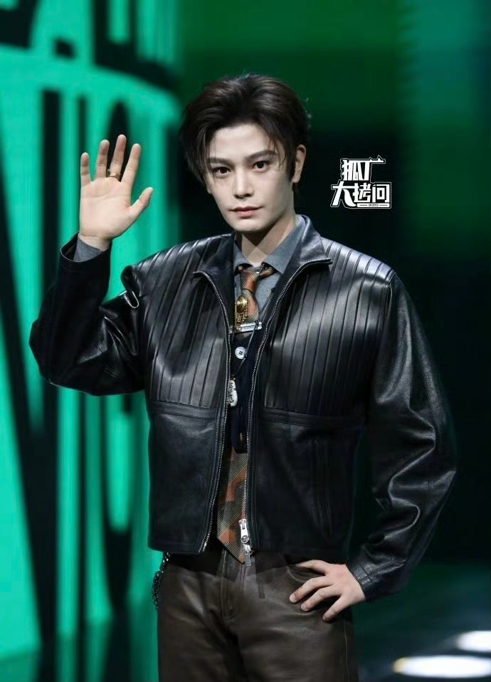 丁禹兮前几天参加活动的生图，什么水平？丁禹兮被偶遇挑丝巾