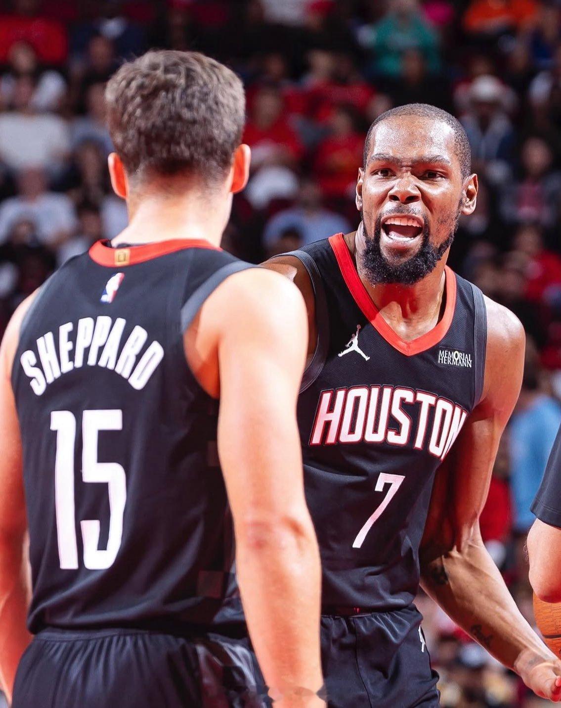 杜兰特谈谢泼德：“我爱谢泼德的表现，我爱他指挥我们进攻的表现，还有他今日的防守表