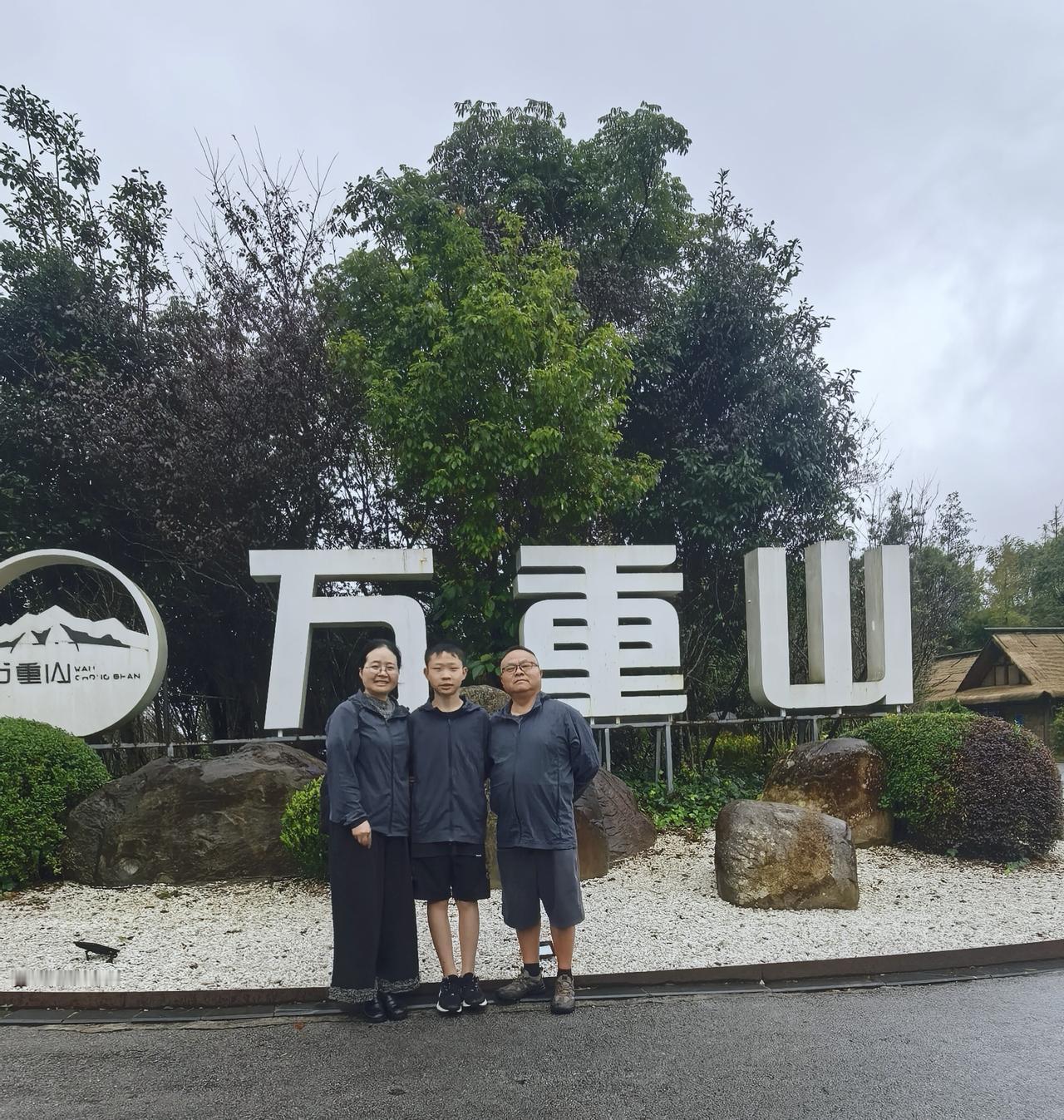 在贵州和广西交界的西南角边边上，有一个叫万重山的地方，如果你不怕流汗，一爬上去，