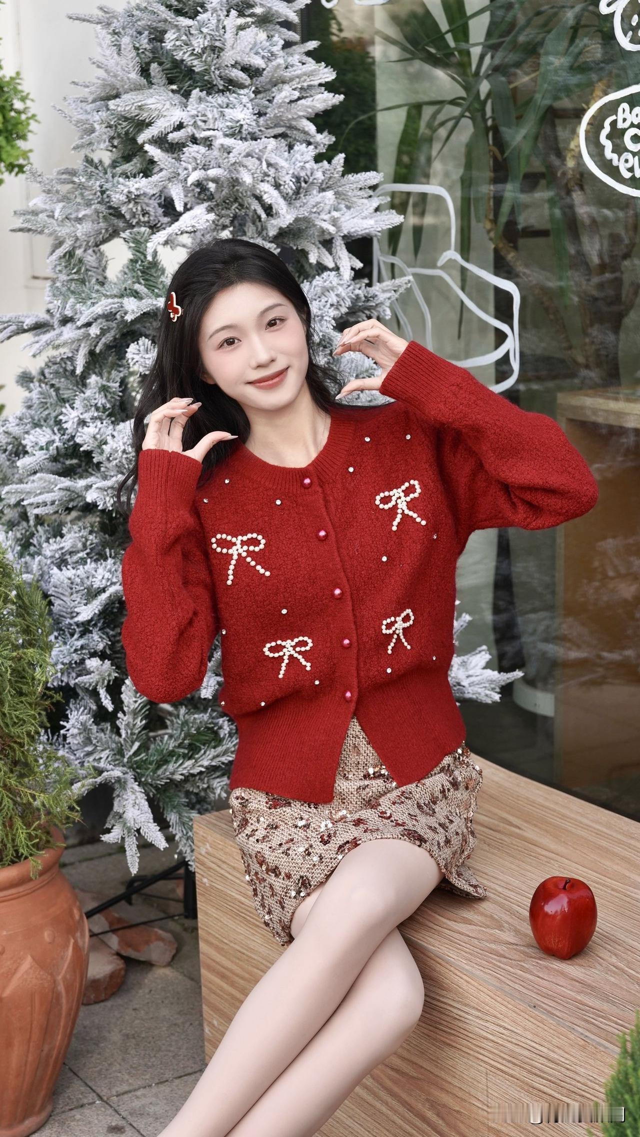 冬日暖阳下，红衣少女与圣诞树相伴，甜美笑容温暖人心。随手拍张图，分享美好瞬间