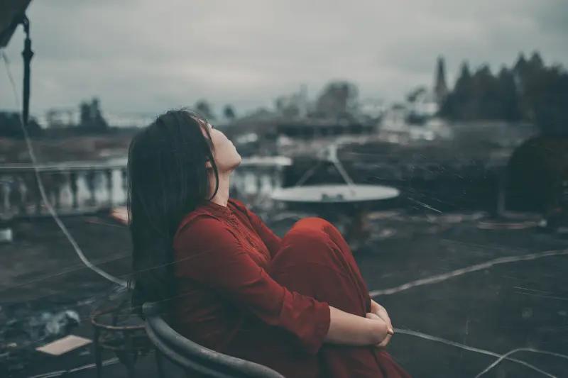 以前看偶像剧，
觉得只要两个人相爱，
就能打败门第之见，打败异地恋，
打败父母的